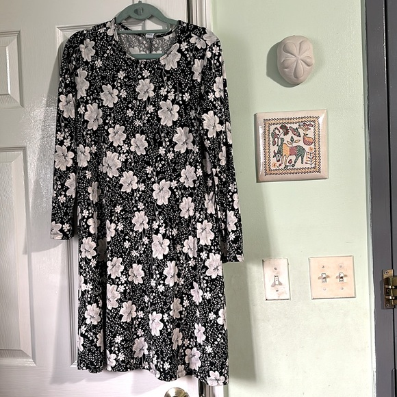 SoSoft Beautiful old navy’s midi long sleeve dress it’s little bit small for me. - Picture 1 of 5